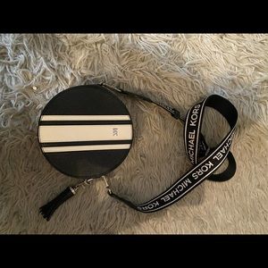 Micheal kors round with white center stripe purse